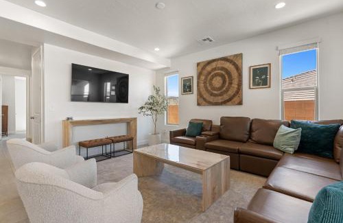 Washington House | Relax by the Pool at Gathering Home with Family Amenities