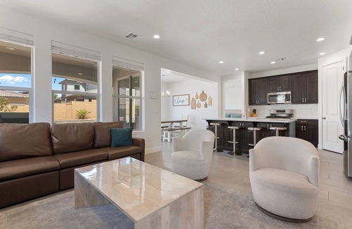 Washington House | Unforgettable Poolside Retreat with Private Amenities for 20