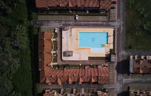 Rosapineta Apartment | Relaxing Poolside Retreat - Seaside Apartment with AC