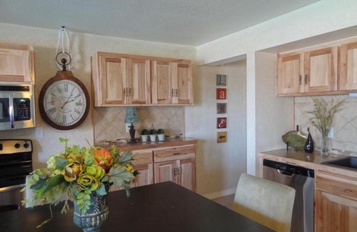 Mount Ida Hotel | Relaxing Poolside King Cabana with Kitchen & Pet-Friendly Amenities