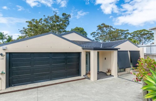 Vincentia House | Poolside Oasis by Experience Jervis Bay