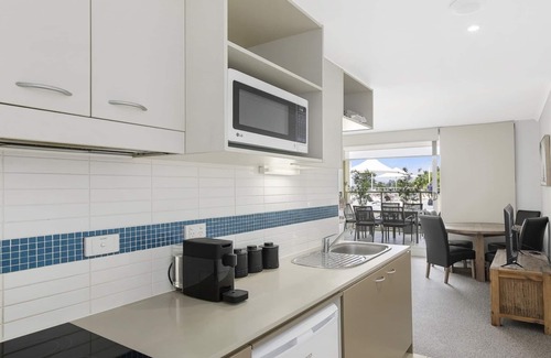 Ettalong Beach House | Poolside Paradise: Oceanfront Resort at Ettalong Beach