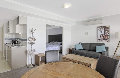 Ettalong Beach House | Poolside Paradise: Oceanfront Resort at Ettalong Beach