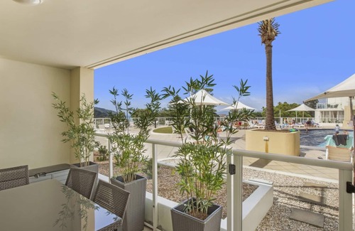 Ettalong Beach House | Poolside Paradise: Oceanfront Resort at Ettalong Beach