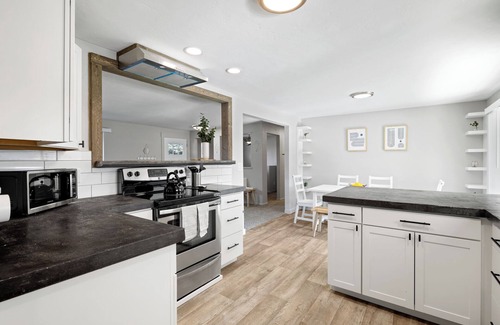 West Bench House | Poolside Paradise: Hot Tub, Foosball, Arcade!