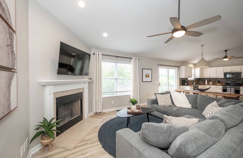 Walton House | Poolside Paradise Near the Ark – Modern 5 BDR in Quiet Neighborhood