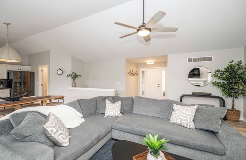 Walton House | Poolside Paradise Near the Ark – Modern 5 BDR in Quiet Neighborhood