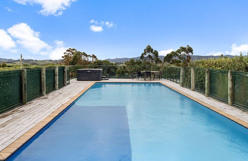 Matakana House | POOLSIDE SERENITY - T?WHARANUI PENINSULA HOLIDAY HOME in Matakana