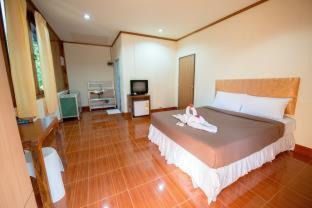 Ko Lanta House | Relaxing Ocean View at Poonsap Resort with Pool Access