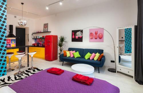 Lviv City Center Apartment | Artistic POP ART Apartment - Pet Friendly & Guest Rated 9/10