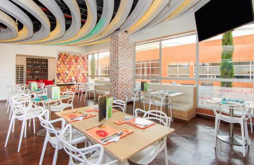 Tocancipa Hotel | Vibrant Pop Art Hotel Tocancipá with Spa & Pool Access