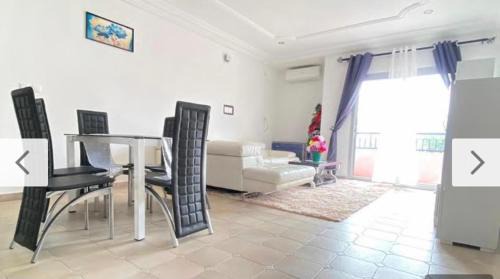 Douala Apartment | Discover Pop Palace: Pet-Friendly Retreat with Pool & Breakfast