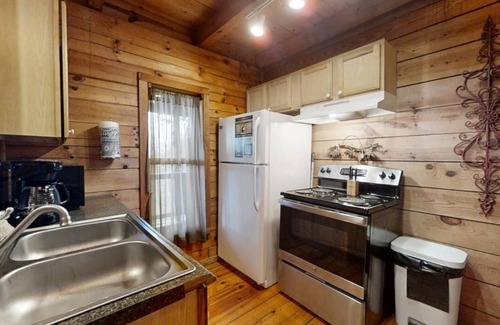 Townsend Cabin | Cozy 2 Bedroom Cabin with Spa and Pet-Friendly Perks