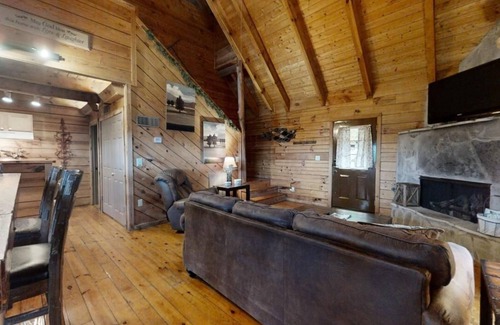Townsend Cabin | Cozy 2 Bedroom Cabin with Spa and Pet-Friendly Perks