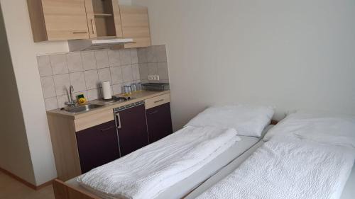 Boheimkirchen Hotel | Cozy Pop's Rooms in Transilvania: Pet-Friendly Retreat