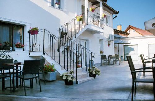 Hunedoara House | Discover Popas la Castel: Guest Rated 9.8, Family-Friendly