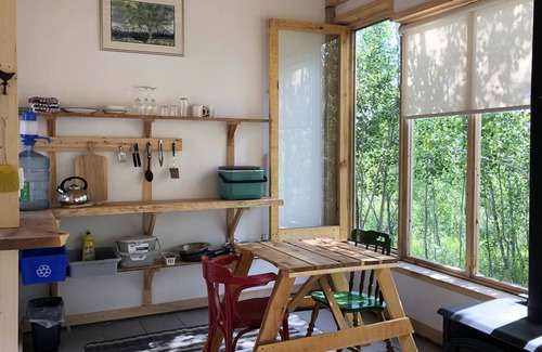 Plantagenet Cabin | Inviting Poplar Cabin at Mariposa Farm with Breakfast & Kitchen