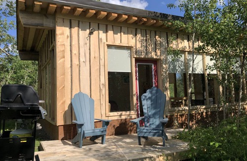 Plantagenet Cabin | Inviting Poplar Cabin at Mariposa Farm with Breakfast & Kitchen