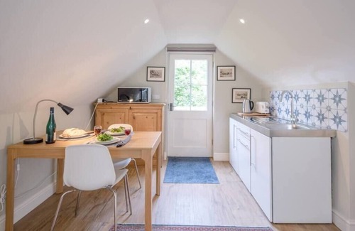 Earl Soham Apartment | Inviting Poplar Farm Cartlodge with Breakfast & Kitchen