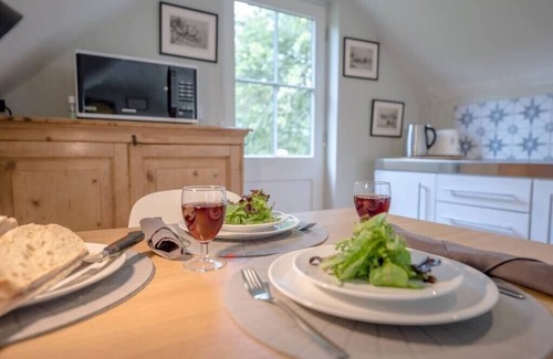 Earl Soham Apartment | Inviting Poplar Farm Cartlodge with Breakfast & Kitchen