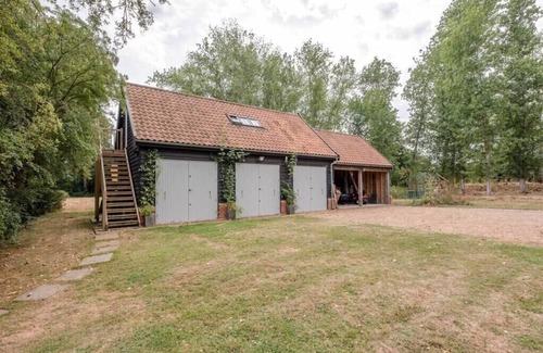 Earl Soham Apartment | Inviting Poplar Farm Cartlodge with Breakfast & Kitchen