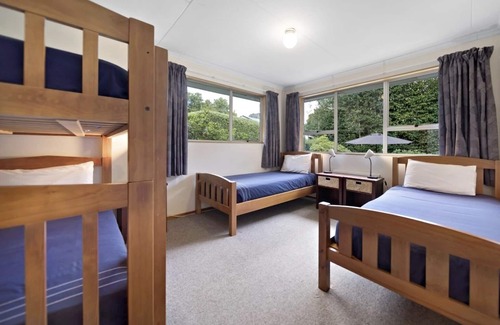 Arrowtown Cabin | Spacious Poplar Lodge: 7 Bedrooms, Pool & Spa Awaits You