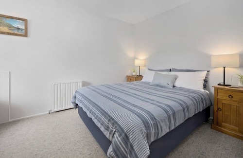Arrowtown Cabin | Spacious Poplar Lodge: 7 Bedrooms, Pool & Spa Awaits You
