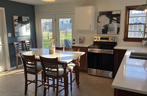 Three Oaks House | Top-Rated Poplar Place: 3 BR with Hot Tub Near Downtown