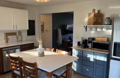 Three Oaks House | Top-Rated Poplar Place: 3 BR with Hot Tub Near Downtown