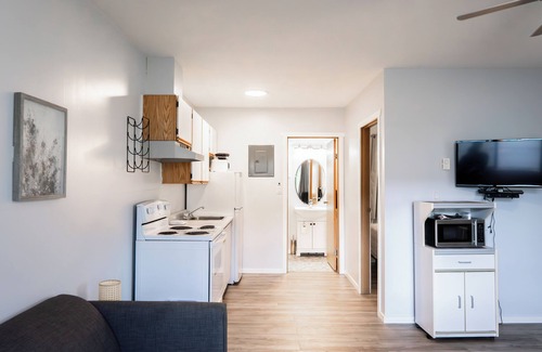 Okanagan-Similkameen Hotel | Experience Poplars Motel: Lakefront Stay with Pool & Breakfast