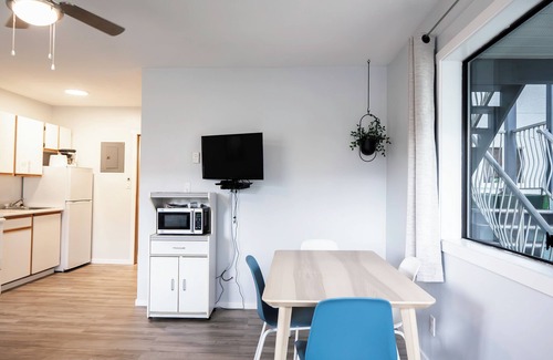 Okanagan-Similkameen Hotel | Experience Poplars Motel: Lakefront Stay with Pool & Breakfast