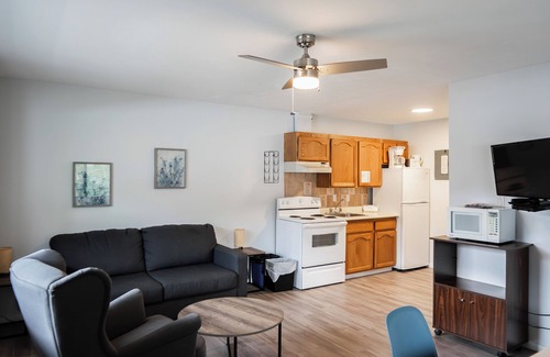 Okanagan-Similkameen Hotel | Experience Poplars Motel: Lakefront Stay with Pool & Breakfast