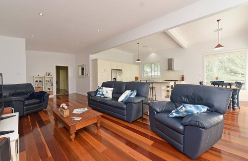 Kitchener House | Poppet Head Manor - Historic Retreat with Pool & Breakfast