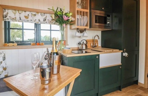 Redmile Cabin | Poppie's Shepherd's Lodge Retreat & Wellness