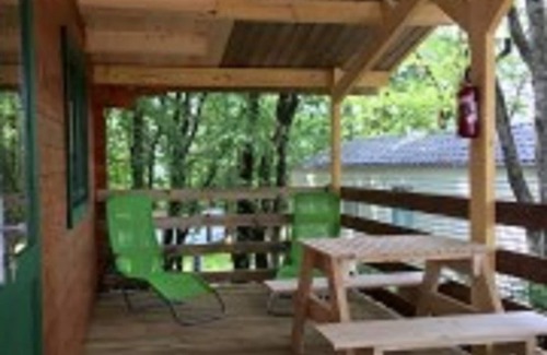 Peyrignac Ski Chalet | Welcoming Poppies: Pet-Friendly Stay with Breakfast Included