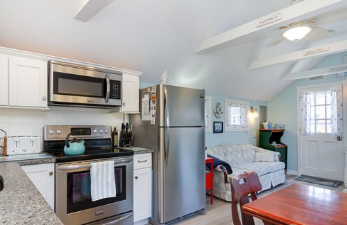 Popponesset Cottage | Discover Popponesset Cottage: Steps from Private Beach