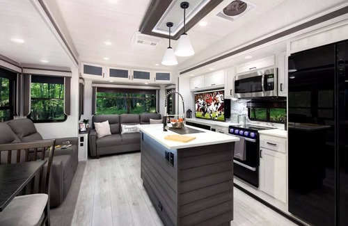 Bay Lake House | Cozy Retreat at Poppop's Rambler with Spa & Hot Tub