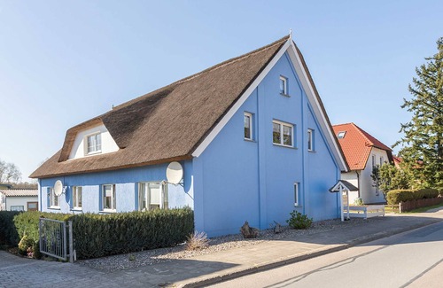Zirkow Apartment | Ocean View Retreat: Poppy Apartment for Family Getaways