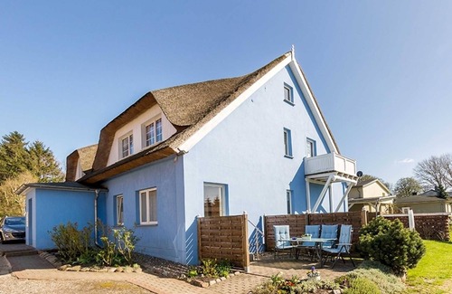 Zirkow Apartment | Ocean View Retreat: Poppy Apartment for Family Getaways