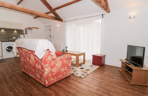 Cowbridge Cottage | Cozy Poppy Cottage with Oceanfront Views in Llantwit Major