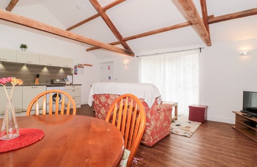 Cowbridge Cottage | Cozy Poppy Cottage with Oceanfront Views in Llantwit Major