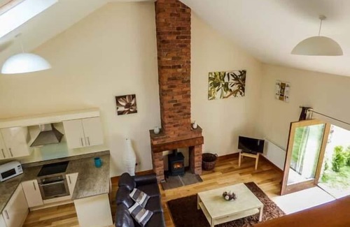 Lancaster Cottage | Pet-Friendly Poppy Cottage with Cozy Open Fire in Lancaster