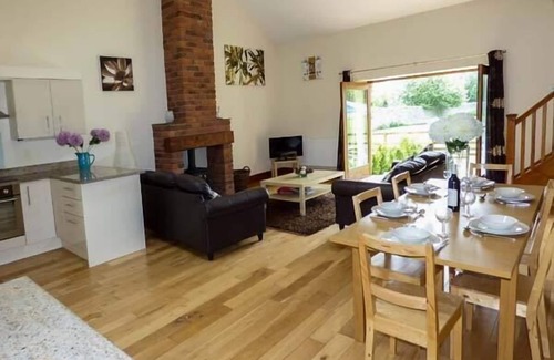 Lancaster Cottage | Pet-Friendly Poppy Cottage with Cozy Open Fire in Lancaster
