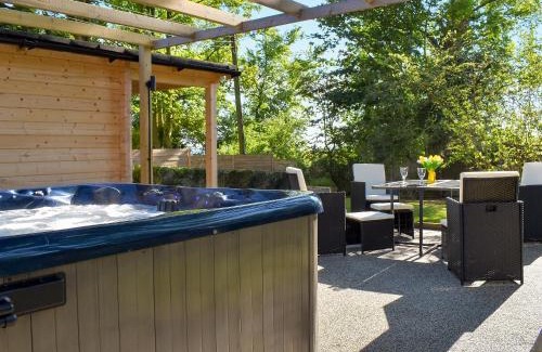 Minster House | Pet-Friendly Poppy Lodge: Guest Rated 9.5 with Hot Tub!