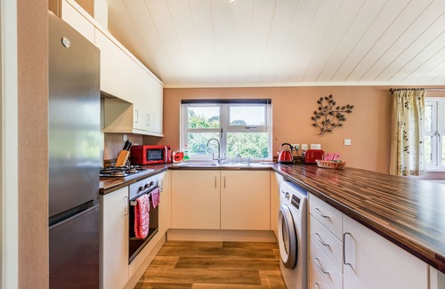 Charlton Horethorne Cottage | Pet-Friendly Poppy Lodge with a Beautiful Garden Retreat