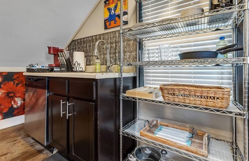 College Station Apartment | Unique Poppy Hotel: Walk to A&M, Pet Friendly & Comfy Stay