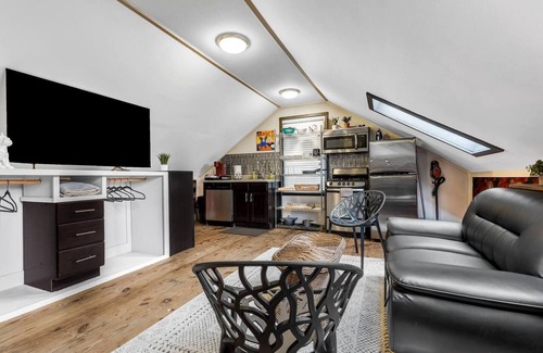 College Station Apartment | Unique Poppy Hotel: Walk to A&M, Pet Friendly & Comfy Stay