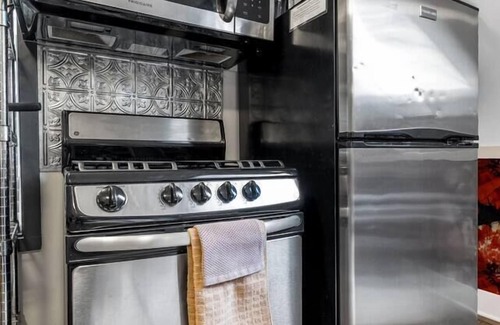 College Station Apartment | Unique Poppy Hotel: Walk to A&M, Pet Friendly & Comfy Stay