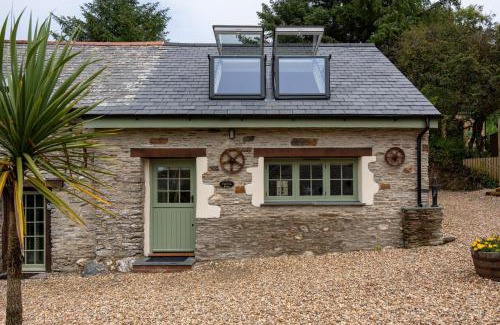 Mullacott House | Exceptional Oceanfront Retreat at Poppy's Barn: 10/10 Rated