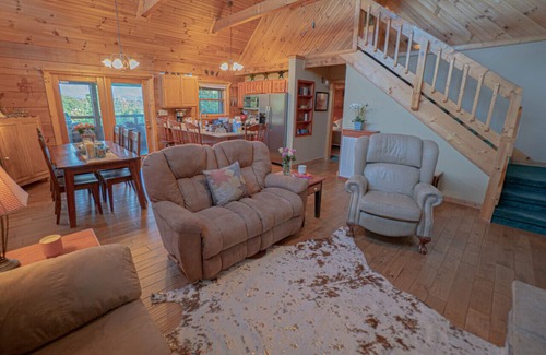 Dandridge Cabin | Experience Poppy’s Place Cabin: Lake View & Spa Retreat